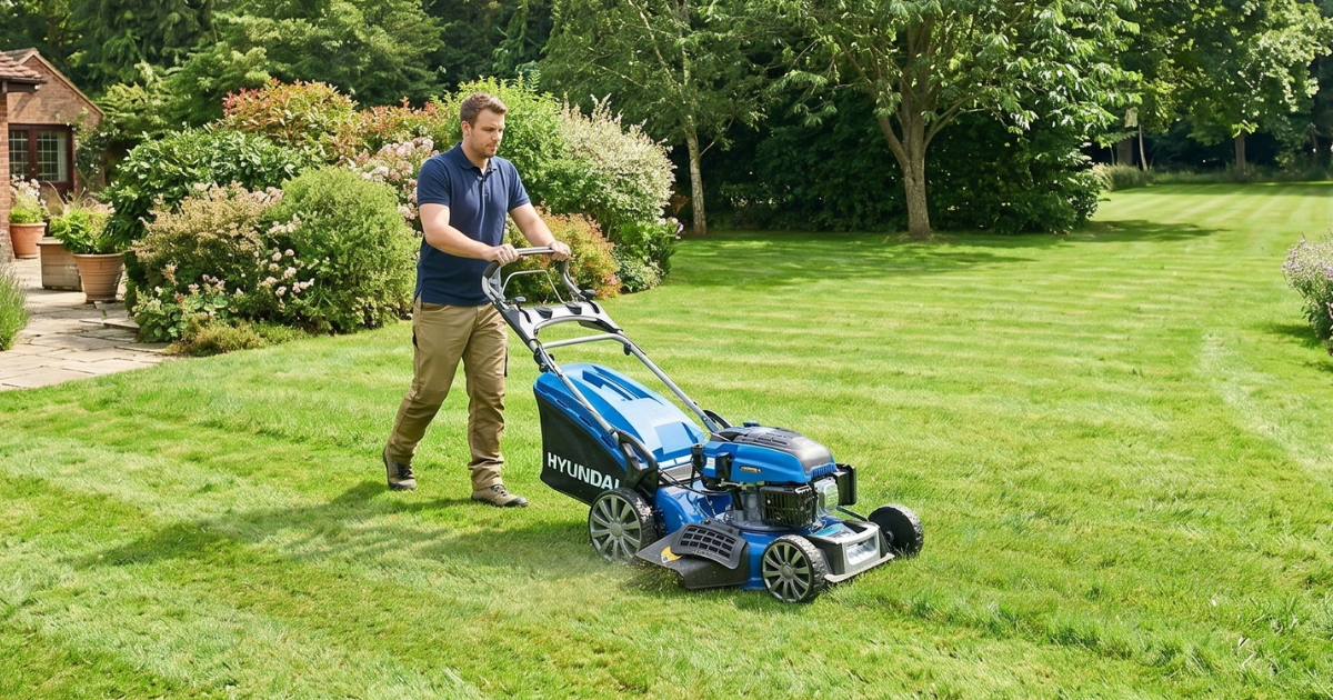 Hyundai HYM480SPER 48cm Self Propelled Electric Start 139cc Petrol Roller Lawnmower Review Hyundai HYM480SPER 48cm Self Propelled Electric Start 139cc Petrol Roller Lawnmower Review - featured image